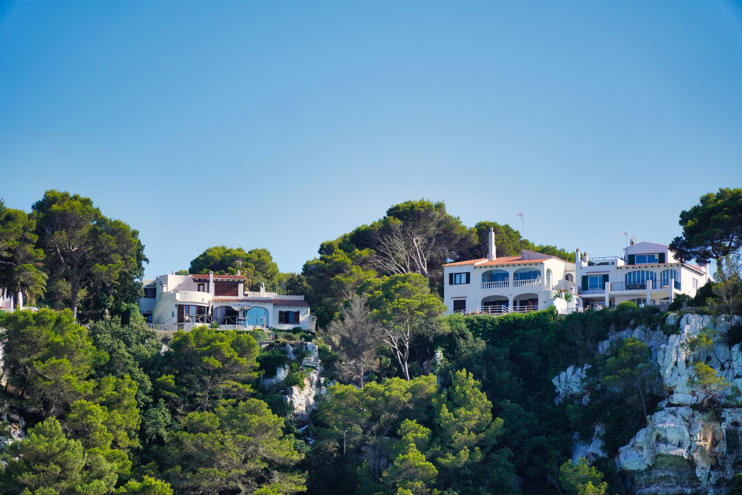 Villa on a cliff above the trees in Serra do Gerês